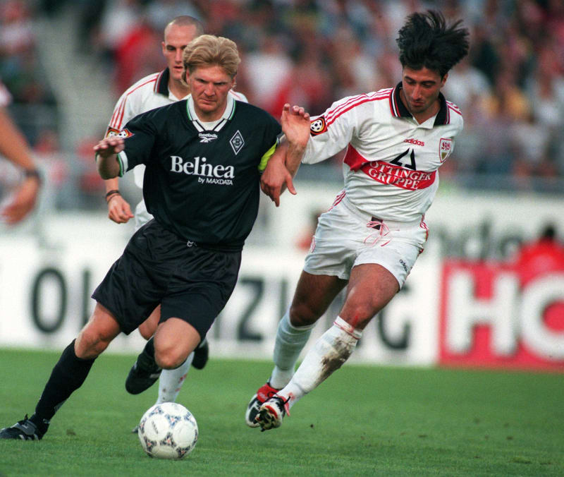 Stuttgartský Murat Yakin (vpravo) se snaží odebrat míč Stefanu Effenbergovi z Borussie Mönchengladbach v utkání německé fotbalové bundesligy v září 1997.