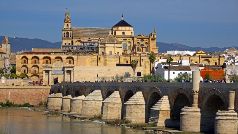 Mezquita-Catedral de Córdoba je původně středověká mešita ve španělské Córdobě, do které byla v 16. století vestavěna katedrála 