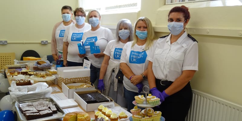Pracovnice věznice Huntercombe, ve kterém se nově nachází bývalý německý tenista Boris Becker, pózují při charitativním prodeji dortů a sladkostí.