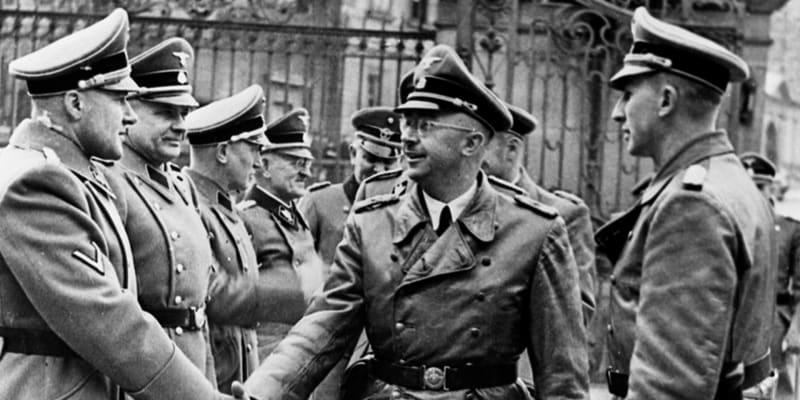 Zastupující říšský protektor Reinhard Heydrich (zcela vpravo) žil v permanentním tlaku.