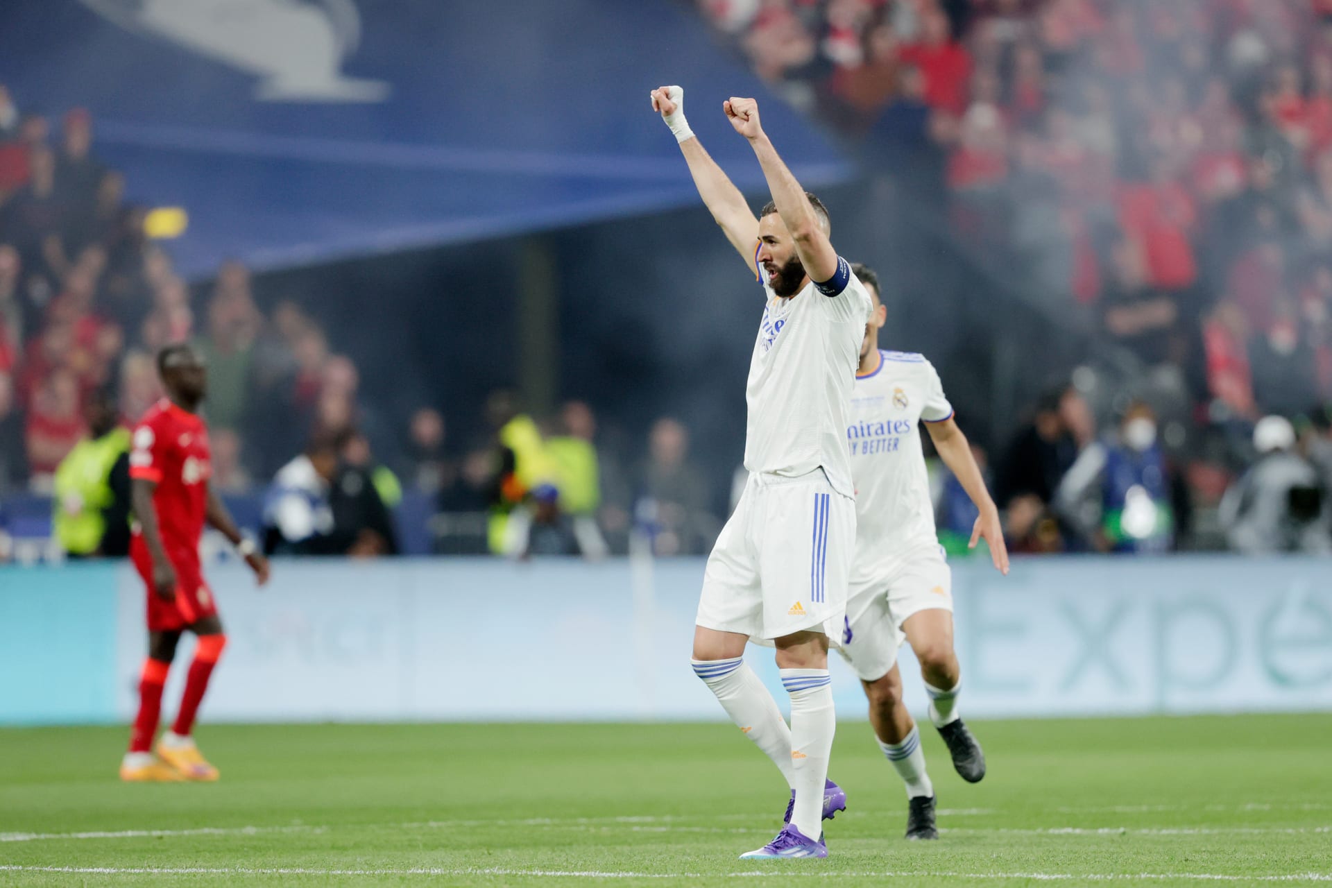 Karim Benzema z Realu Madrid slaví vítězství v Lize mistrů.