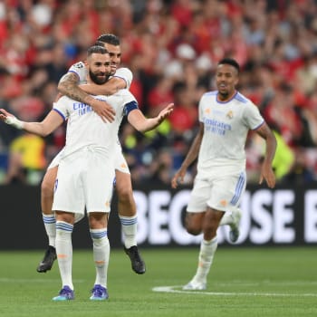 Karim Benzema a Dani Ceballos z Realu Madrid slaví po vítězství svého týmu ve finálovém zápase Ligy mistrů UEFA.