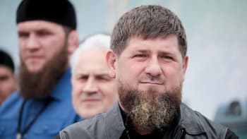 Otec roku Kadyrov: Pošlu své nezletilé syny bojovat na Ukrajinu. Jsou připraveni, tvrdí