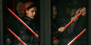 Konec líčení i sezení na předních sedadlech. Turkmenistán zavádí extrémní pravidla pro ženy