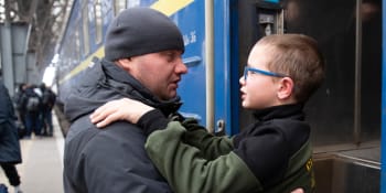 Трогательная встреча с папой. Девятилетний мальчик вернулся на Украину спустя три месяца