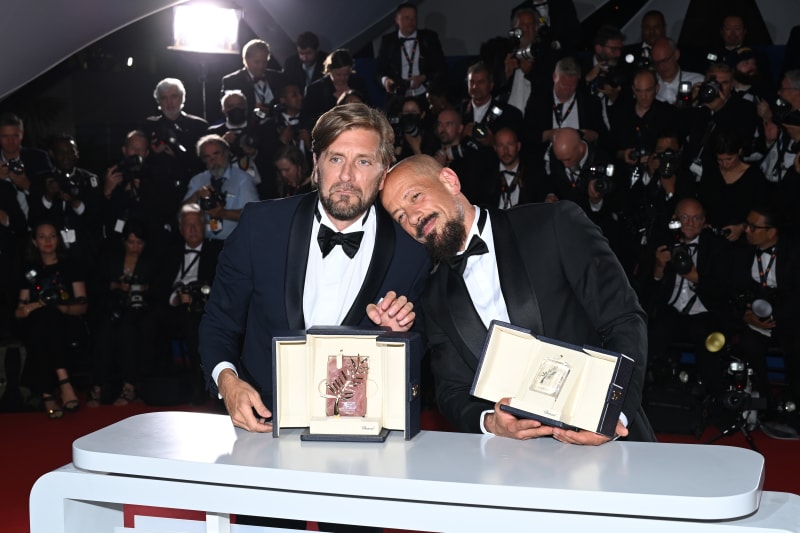 Režisér Tarik Saleh (vpravo) získal cenu za nejlepší scénář k filmu Walad Min Al Janna, cenu za nejlepší film získal režisér Ruben Östlund.