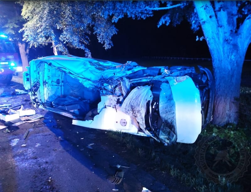 Při dopravní nehodě dodávky na silnici v Kladrubech nad Labem na Pardubicku v sobotu nad ránem zemřel na místě jeden z pěti cestujících.