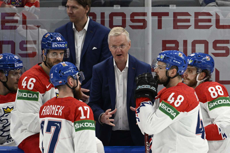 Trenér českých hokejistů Kari Jalonen na mistrovství světa ve Finsku 2022.