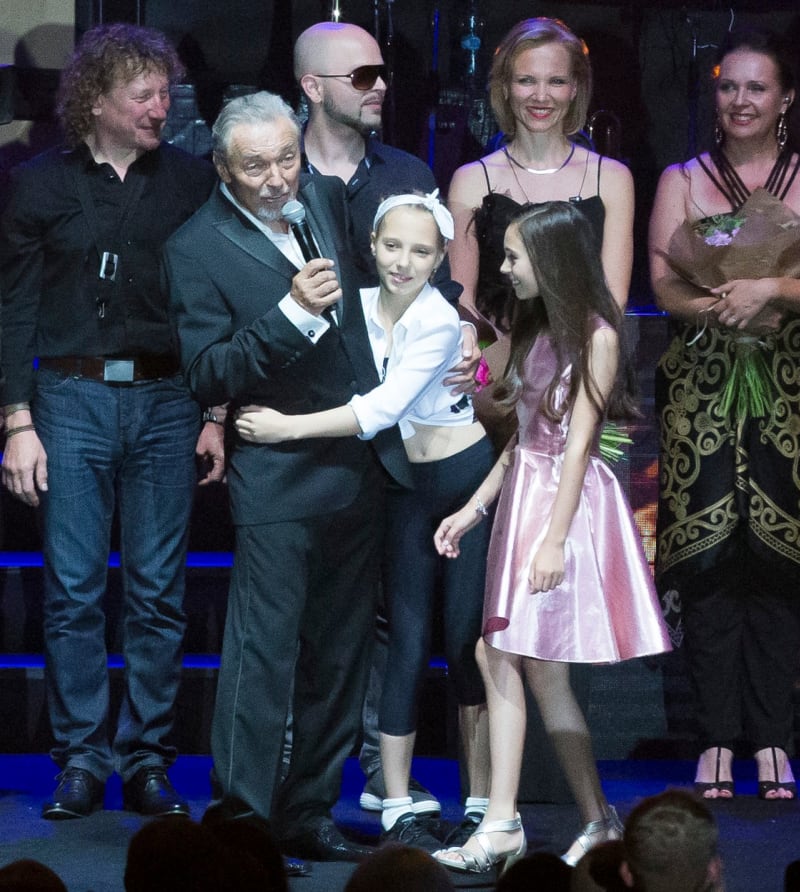 Nella Sofie (objímající Karla) už své taneční umění předvedla i na jeho koncertech, mimo jiné v roce 2018 v O2 Aréně.