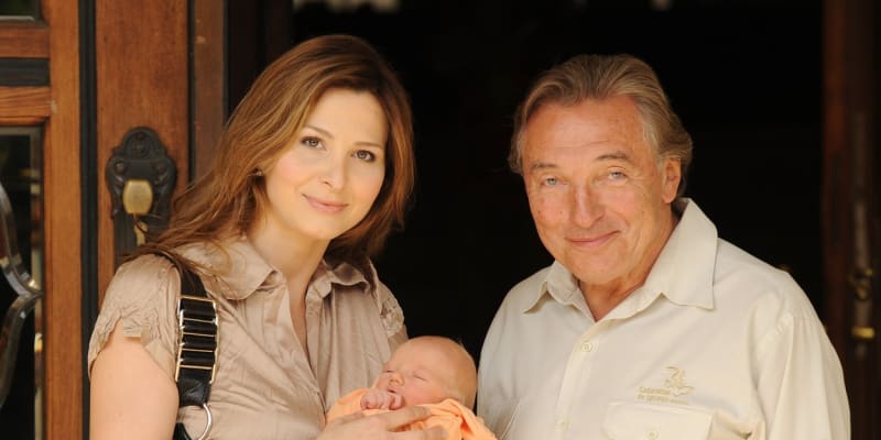 Karel Gott s manželkou Ivanou opouštějí porodnici s novorozenou dcerou Nelly Sofií (2. června 2008).