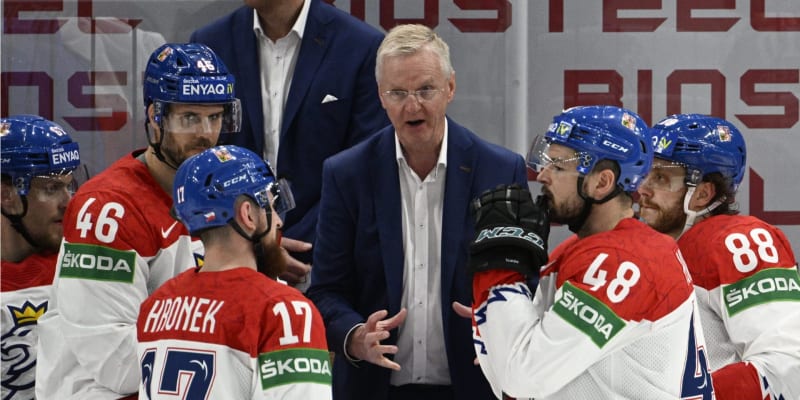 Trenér českých hokejistů Kari Jalonen na mistrovství světa ve Finsku 2022.