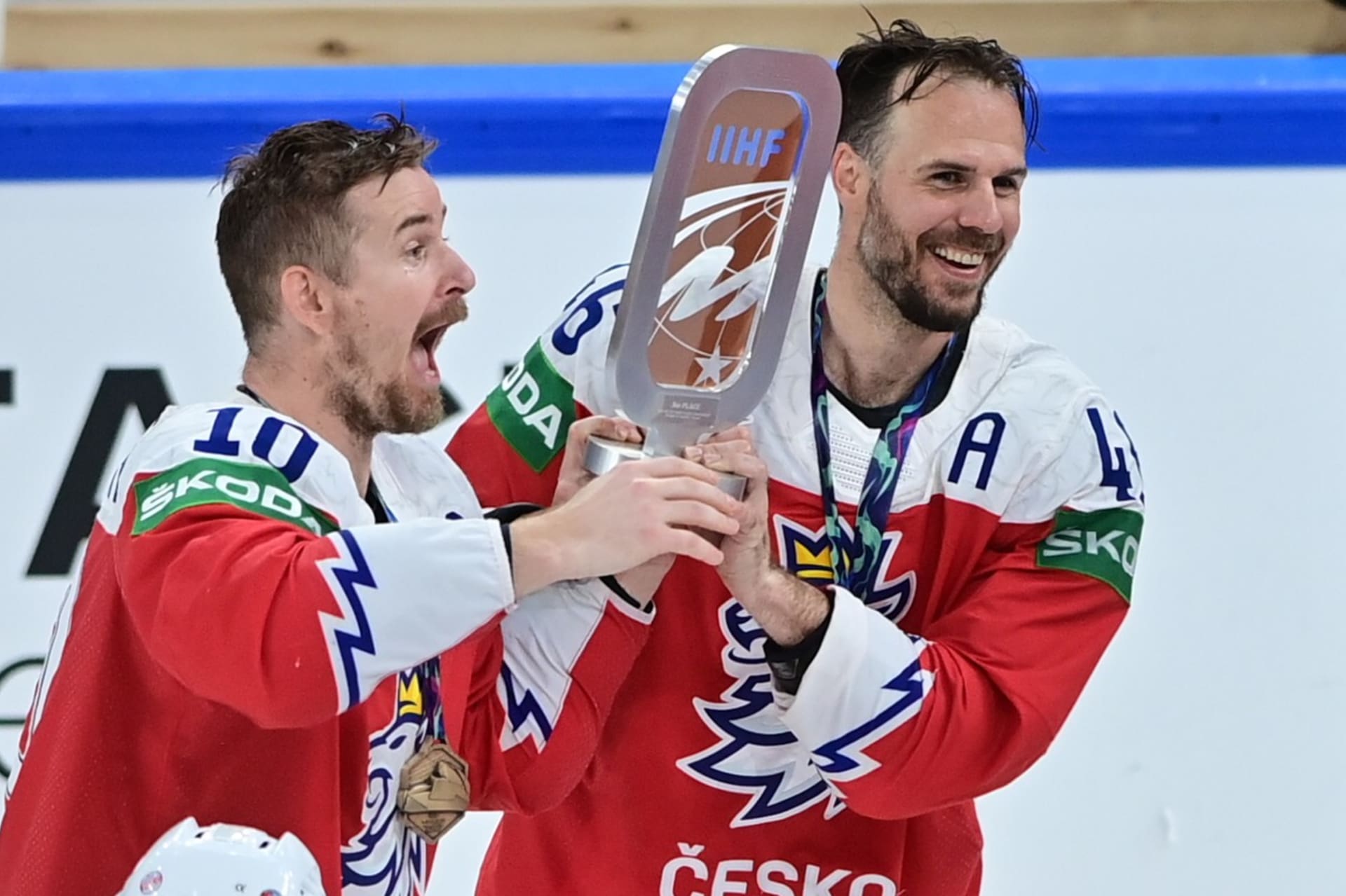 Kapitán Roman Červenka a jeho asistent David Krejčí vezou bronzovou trofej z MS 2022 svým spoluhráčům.