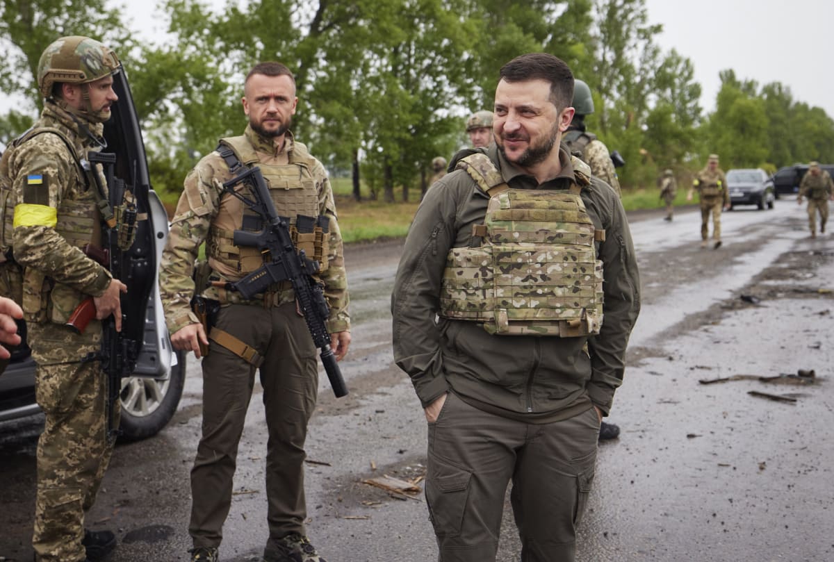 Ukrajinský prezident Volodymyr Zelenskyj navštívil ukrajinské vojáky na frontě v Charkovské oblasti a tamní správní metropoli.