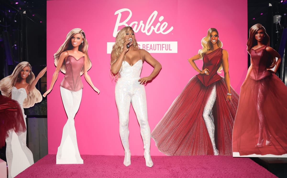 Výrobce hraček Mattel uvedl na trh první transgender panenku Barbie. Jako inspirace jim posloužila americká herečka a obhájkyně LGBT Laverne Coxová.