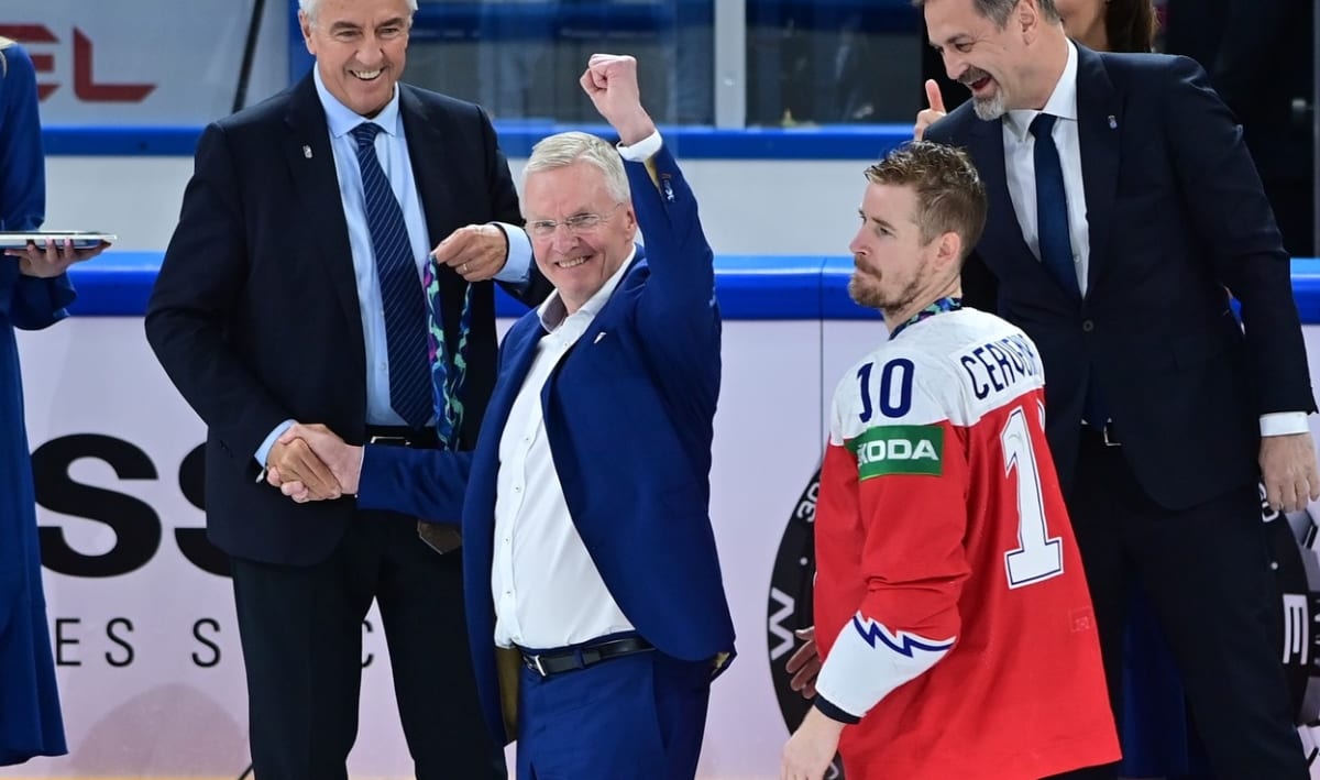 Vítězné gesto trenéra Kariho Jalonena po zisku bronzové medaile s českou reprezentací.