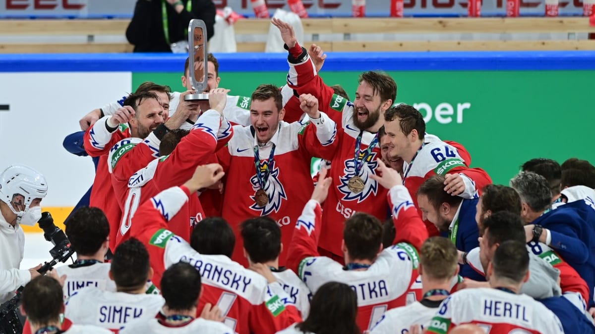Naposledy se cenný kov houpal českým hokejistům na krku v roce 2012.