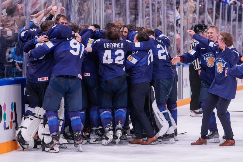 Hokejisté Finska slaví po únorovém historickém triumfu na olympijských hrách v Pekingu i zisk zlata na domácím mistrovství světa. 