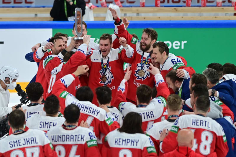 Naposledy se cenný kov houpal českým hokejistům na krku v roce 2012.