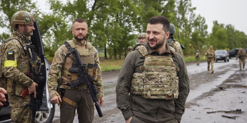 Ukrajinský prezident Volodymyr Zelenskyj navštívil ukrajinské vojáky na frontě v Charkovské oblasti a tamní správní metropoli.