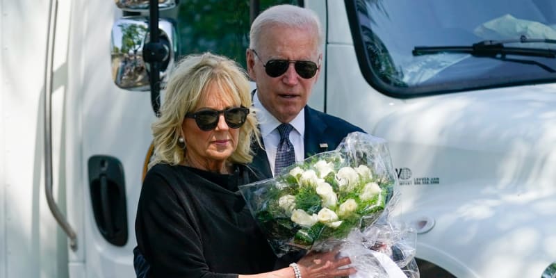 Americký prezident míří s manželkou do kostela. 
