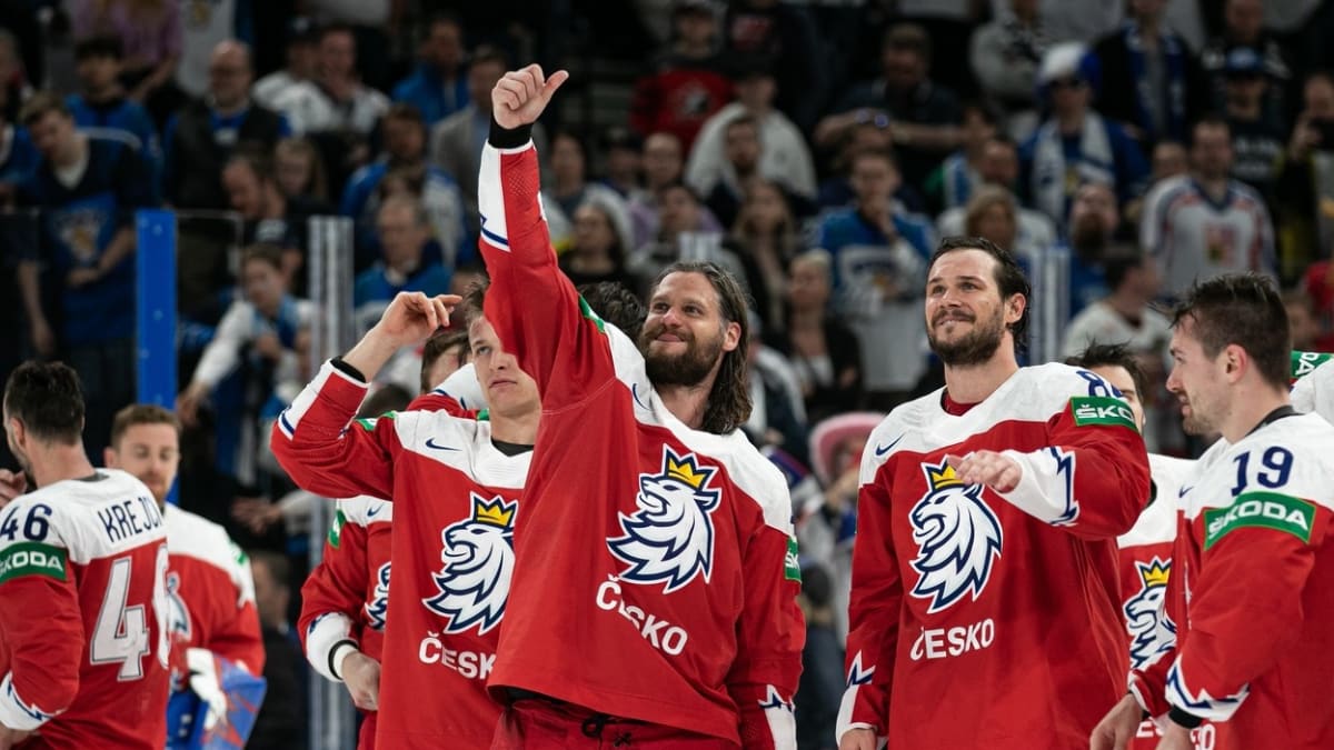 Radost českých hokejistů po loňském zisku světového bronzu. Vztyčený palec fanouškům ukazuje obránce Michal Jordán.