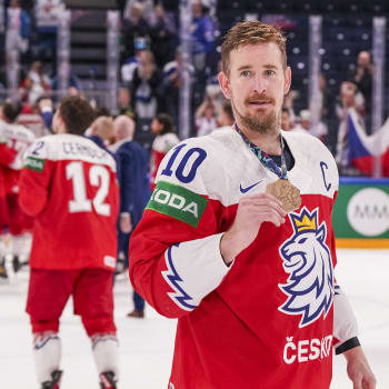 Roman Červenka s bronzovou medailí. Právě kapitán české reprezentace byl jedním z hlavních důvodů, proč šampionát ve Finsku skončil ziskem bronzu.