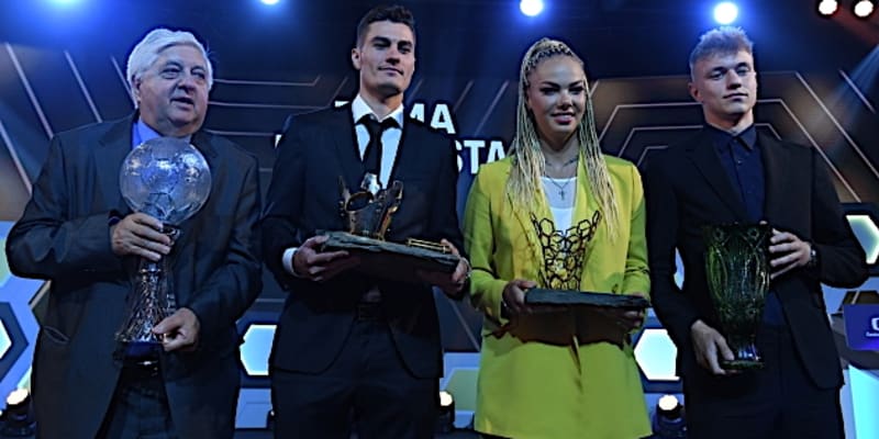 Ocenění v anketách související s oceněním Fotbalista roku. Zleva: Karol Dobiáš (Síň slávy), Patrik Schick, Andrea Stašková (Fotbalistka roku) a Adam Karabec (Talent roku).