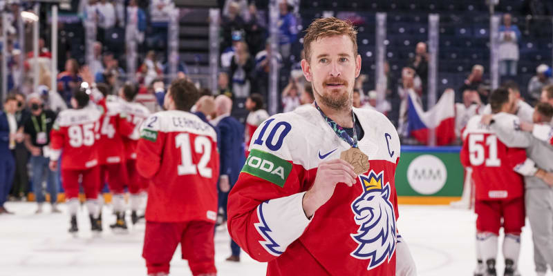 Roman Červenka s bronzovou medailí. Právě kapitán české reprezentace byl jedním z hlavních důvodů, proč šampionát ve Finsku skončil ziskem bronzu.