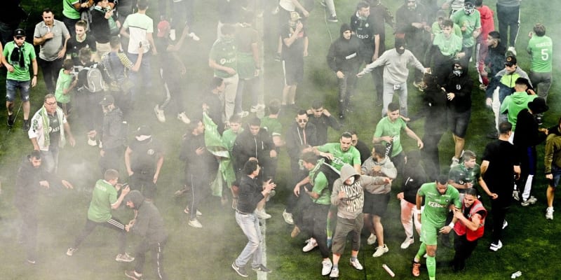 Jakmile bylo jasné, že Saint-Étienne po 18 letech zmizí z nejvyšší soutěže, nastal na hřišti totální chaos.