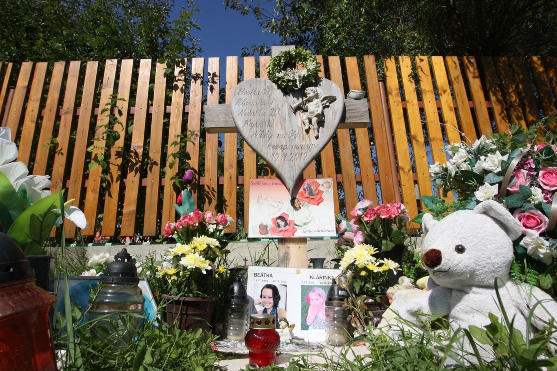 Tragédie, při níž zahynuly dívky ve věku mezi sedmi a 20 lety, se stala 10. listopadu 2012. 