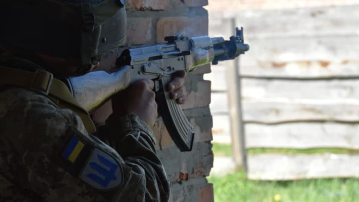 Ukrajinský voják s útočnou puškou, 14. května