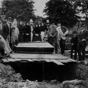 Jeden z mnoha pohřbů po největší důlní tragédii na českém území, při které před 130 lety zemřelo 319 horníků.