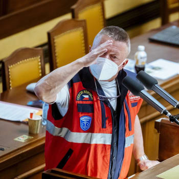 Poslanec ANO Milan Brázdil se na podzim 2021 během projednávání pandemického zákona oblékl do záchranářského stejnokroje.