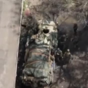 Ruský voják ukázal ukrajinskému dronu prostředníček.