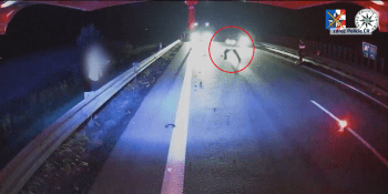 Děsivé záběry: Policistu na D46 málem smetl autobus, uskočil na poslední chvíli