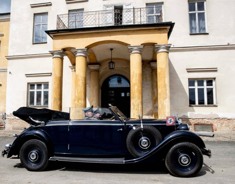 Dolní zámek v Panenských Břežanech, který obýval Heydrich s rodinou. Rekonstrukce jeho odjezdu v den atentátu při oslavách 80. výročí.