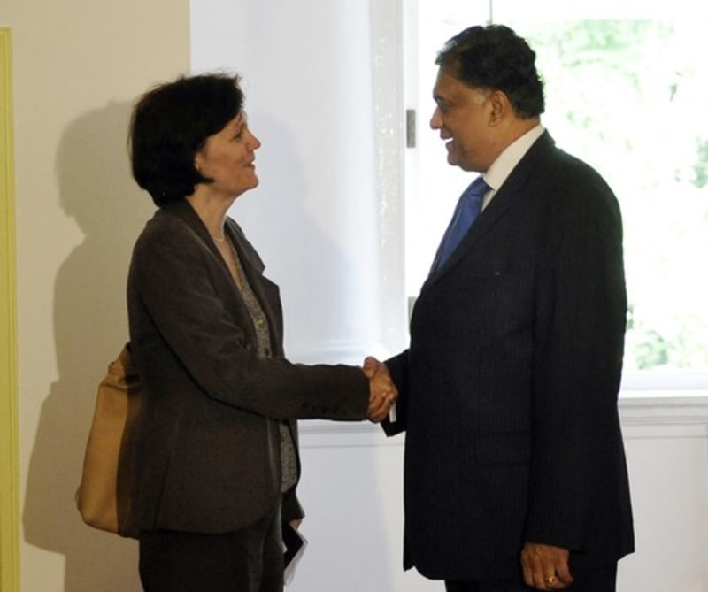 Helena Bambasová a někdejší ministr zahraničí Srí Lanky Rohitha Bogollagama