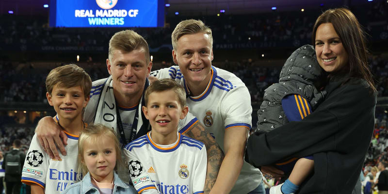 Kroosovi s pohárem pro vítěze Ligy mistrů. Německý fotbalista Realu Madrid Toni Kroos (vlevo nahoře) si přál, aby jednou byli při jeho vítězství na stadionu také všechny jeho děti. Splnilo se mu to v sobotu 28. května 2022, když jeho Real porazil FC Liverpool 1:0. S pohárem pózují také jeho bratr Felix a manželka Jessica.