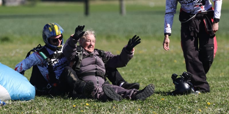 Stotříletá Švédka absolvovala seskok padákem jako nejstarší žena na světě.