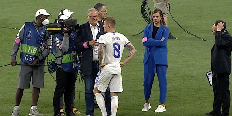 Německý fotbalista Realu Madrid Toni Kroos odpovídá na otázky reportéra německé veřejnoprávní televize ZDF Nilse Kabena po vítězném finále Ligy mistrů v Paříži proti FC Liverpool.