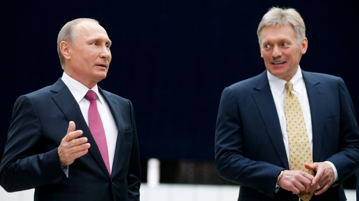 Vladimir Putin a mluvčí Kremlu Dmitrij Peskov