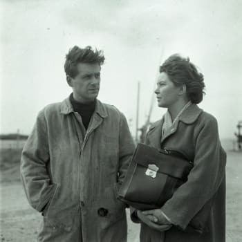 Jaroslav Vízner a Eva Kubešová ve filmu Úplně vyřízený chlap (1965)