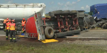 Hrozivá nehoda na D1: Kamionu praskla pneumatika, převrácený skončil v protisměru