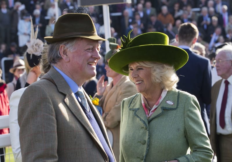 Camilla, vévodkyně z Cornwallu se svým prvním manželem Andrew Parkrem Bowlesem (2017)