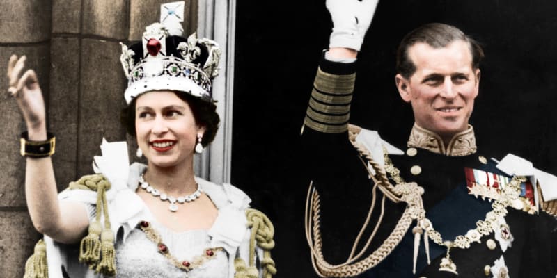 Královna Alžběta II. v den své korunovace, kdy ji princ Philip doprovázel.