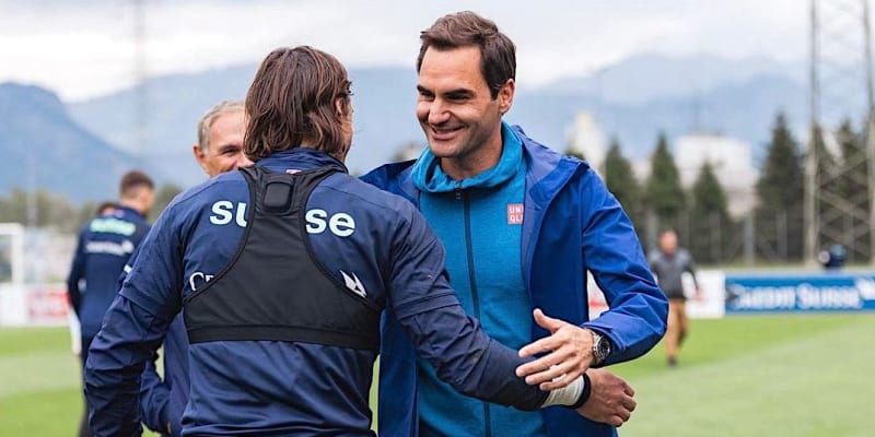 Tenista Roger Federer se zdraví s brankářem švýcarské fotbalové reprezentace Yannem Sommerem na soustředění v Bad Ragazu před zápasem Ligy národů v Praze proti Česku.
