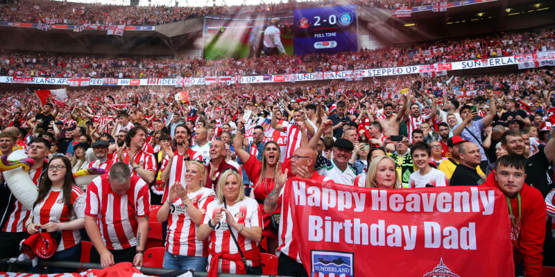 V klíčovém zápase na londýnském Wembley hnalo Sunderland vpřed přes 45 000 fanoušků.