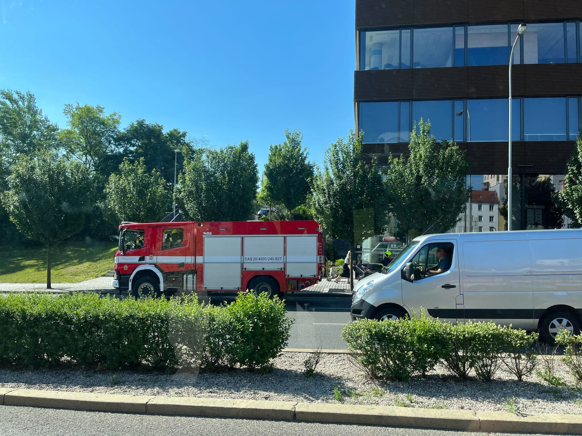 U pražské zastávky Brumlovka stojí nejméně tři hasičské vozy (2.6.2022)