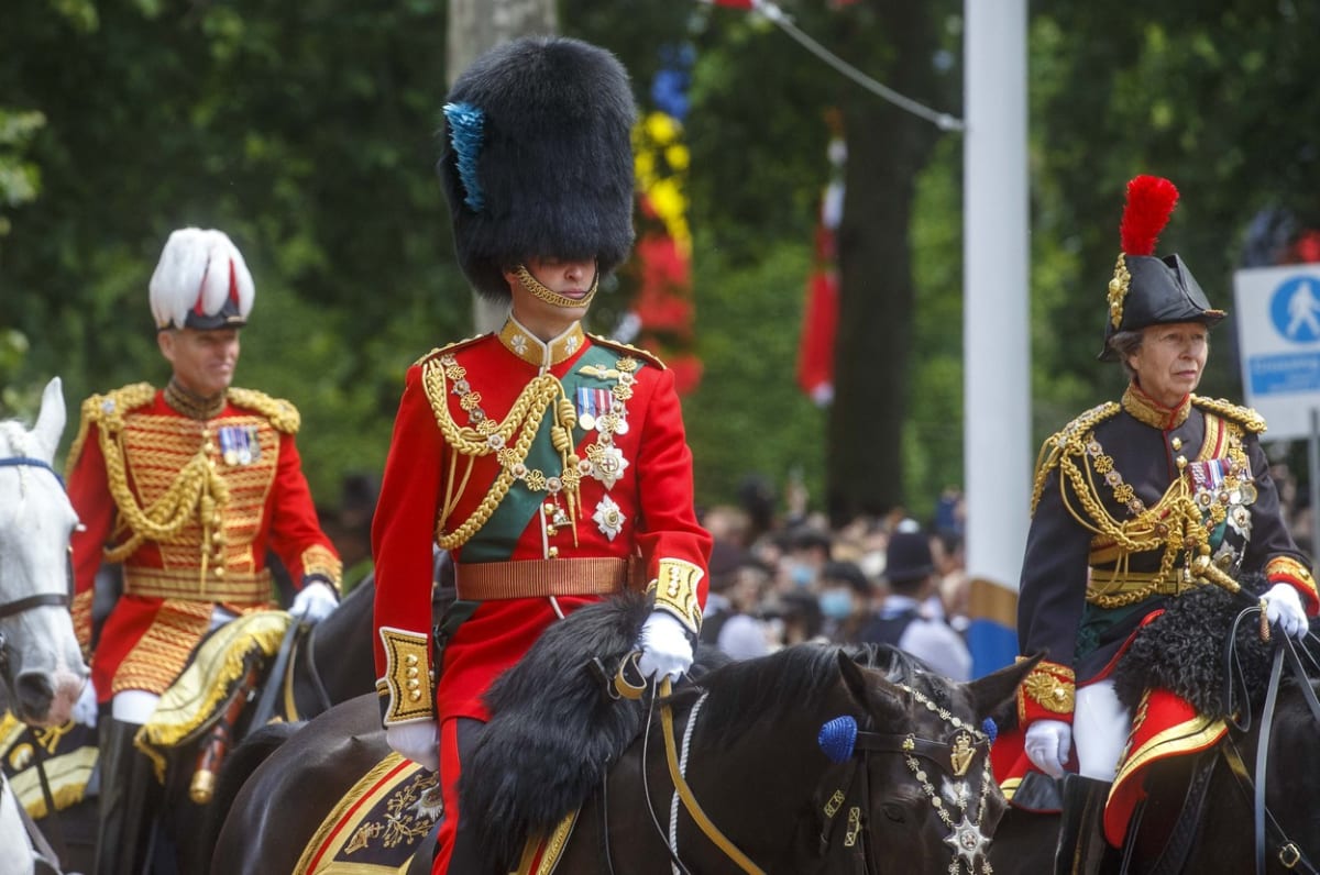 V průvodu jel mimo jiné coby jeden z jezdců na koni i princ William (v čele).