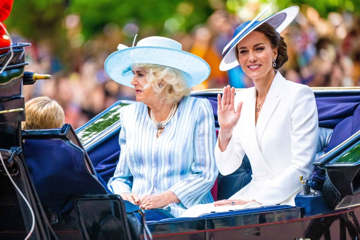 Na oslavách nemohly chybět ani vévodkyně Camilla a Kate.